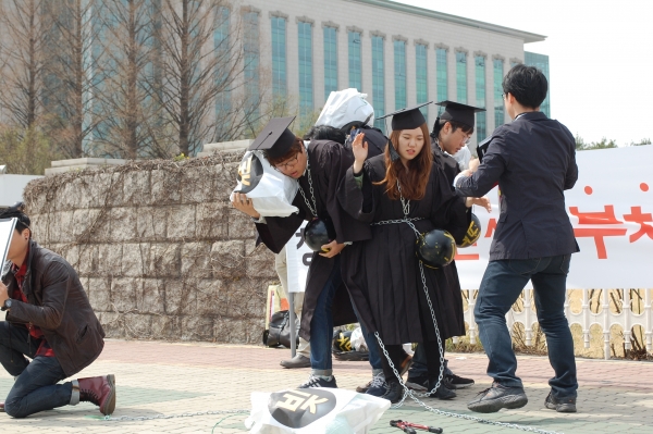 과거 2015년 국회 앞에서 열렸던 '청춘희년네트워크'의 발족식 퍼포먼스. 청춘희년네트워크는 이 시대 청년들에게 희년을 선물하고 그들이 직면한 삶의 문제를 함께 해결해 나가기 위한 깨어있는 시민들의 네트워크로, 청년 부채경감과 교육상담, 문화활동 등을 해오고 있다. 청춘희년네트워크는 