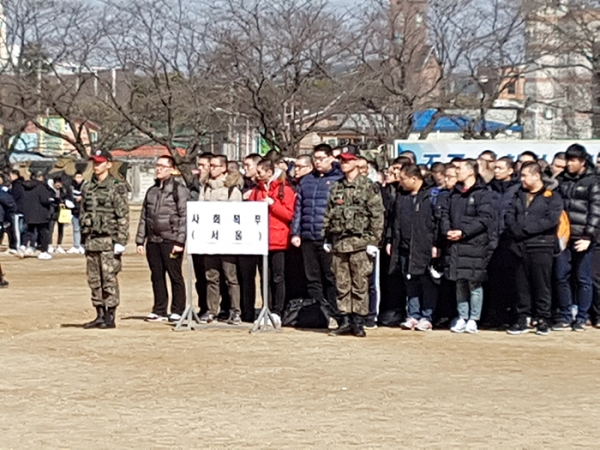 논산 신병 훈련소에 입대를 기다리는 신병(?)들.