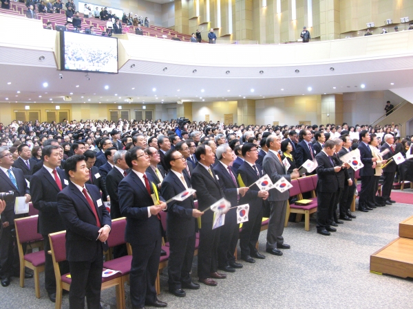 '평화통일을 위한 3.1절 한국교회 특별기도회'에 참석한 이들이 함께 태극기를 흔들면서 애국가를 부르고 있다.