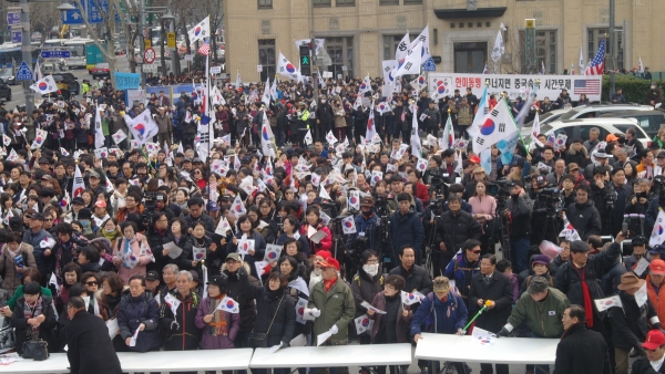 단에서 바라본 광화문 광장에 모인 태극기 물결. 성도들은 모두 태극기를 들고 구국기도회에 임하고 있다.