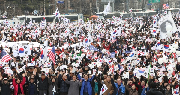 광화문 광장을 뒤덮은 성도들의 태극기 물결.