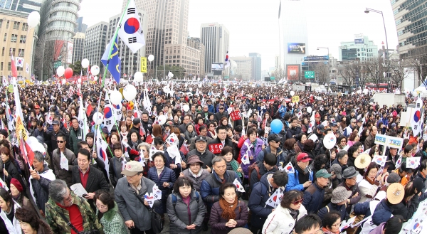 그 끝을 알 수 없는 인파. 태극기를 든 많은 시민들이 광화문 광장에 모여 나라와 민족을 걱정하며 기도했다.