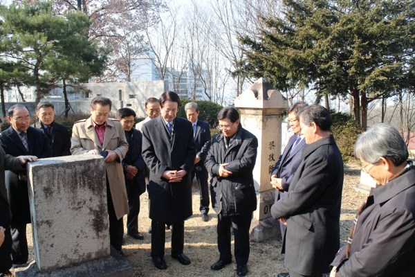 선교사묘역(광주 양림동)을 방문한 한장총 임원들이 기도하고 있다.