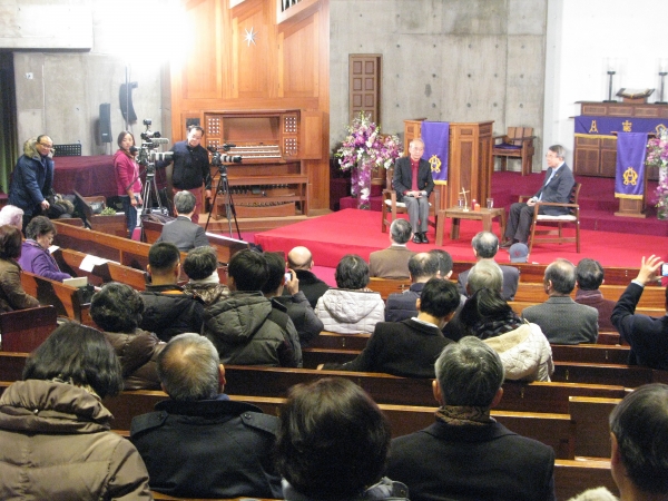 경동교회 본당을 가득 채운 성도들, 강영안 박사와 이만열 박사의 대담을 듣기 위해 모였다.