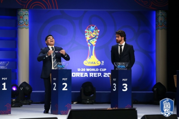 2017 U-20 월드컵 마라도나가 조국 아르헨티나를 추첨한 뒤 환호하고 있다.