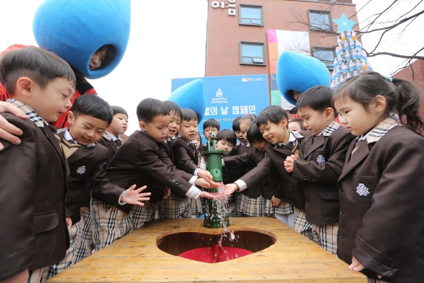 [사진제공=월드비전] 세계 물의 날을 맞아 식수 펌프를 체험하는 아이들