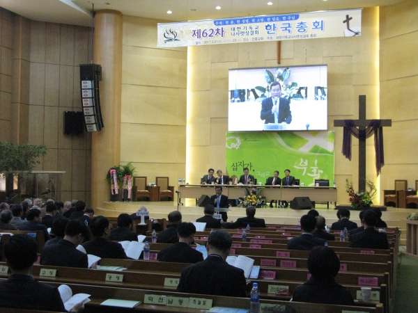 제62차 대한기독교나사렛성결회 한국총회가 열리고 있는 안중교회 본당의 모습.