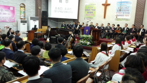 충남기독교총연합회 제10대 대표회장 취임감사예배가 열린 홍성제일장로교회 본당 모습.