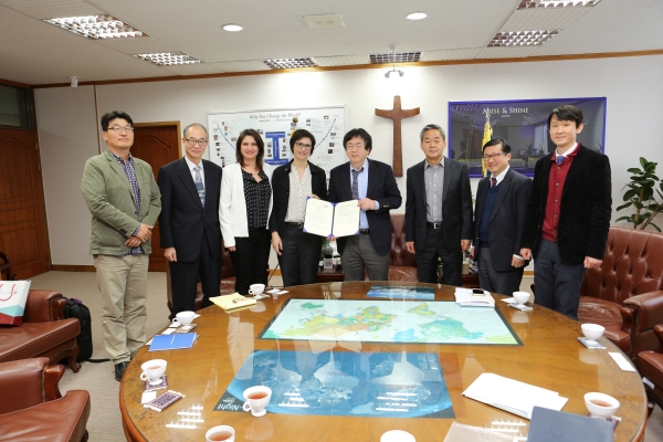 (사진2)한동대학교는 지난 28일 교내 총장실에서 이스라엘 히브리 대학(The Hebrew University of Jerusalem)과 학생 교류 등을 담은 학술교류 협정을 체결했다.(장순흥 한동대 총장(왼쪽에서 다섯 번째)과 제인 터너 히브리대 국제처장(왼쪽에서 네 번째))