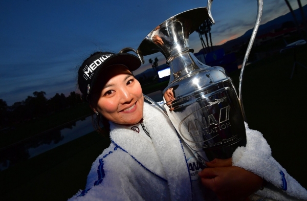 LPGA 투어 시즌 첫 메이저 대회인 ANA 인스퍼레이션에서 우승한 유소연이 우승 트로피를 들고 있다.