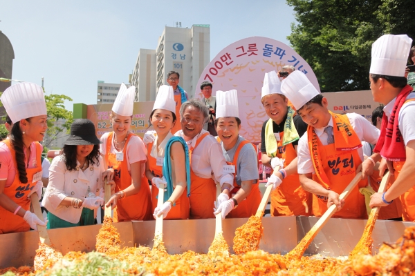 지난 2014년 700만 그릇의 밥을 나눴을 때의 행사 모습.