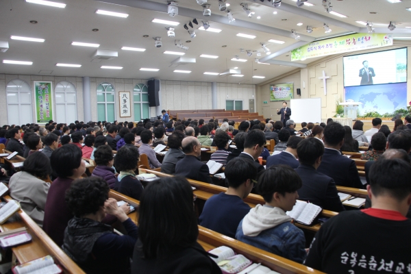 '김두식 목사 초청 춘계부흥성회'가 열리고 있는 순복음춘천교회 교회당 내부의 모습. 예배 성전