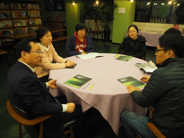 장학일 목사와 예수마을교회 성도들이 라운드 테이블 프로그램을 진행하고 있는 모습. 이곳에서 장학일 목사도 '리더'가 아닌, 한 구성원일 뿐이다.