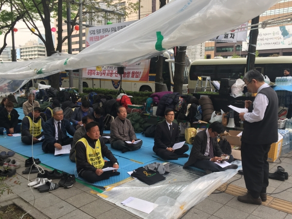 한국기독교교회협의회 정의평화위원회와 비정규직대책한국교회연대는 지난 4월 20일 오후 5시, 광화문 세광빌딩 광고탑에 올라 정리해고, 비정규직 노동악법 철폐를 외치며 단식하며 고공 농성중인 비정규직 해고 노동자들을 찾아 위로하고 함께 기도하는 시간을 가졌다. 