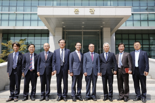 유병수목사가 장학금전달 감사예배를 통해 장학금 기부증서를 총신백만기도후원회에 전달했다.