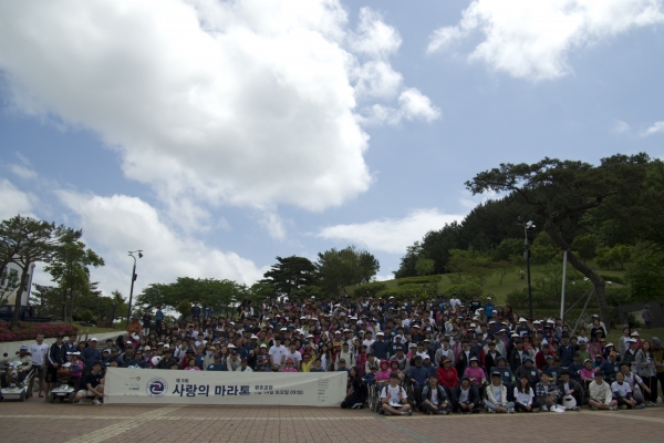 (사진)한동대 총학생회(회장 김기찬)는 오는 13일 오전 9시 환호 해맞이 공원 일대에서 장애인과 비장애인이 2인 1조를 이뤄 5㎞ 코스를 완주하는 ‘사랑의 마라톤’을 개최한다.(사진은 지난해에 열린 사랑의 마라톤 단체 기념사진)