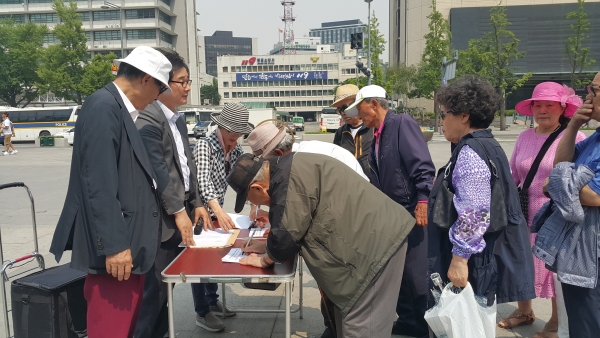 시민사회단체들이 '6.25납북피해자보상지원법' 즉각 제정을 촉구하며 목소리를 높였다. 이들은 22일 오후 2시 광화문에서 6.25 납북피해자 보상지원법 등의 제정을 촉구하는 서명운동 발대식 및 기자회견을 갖고