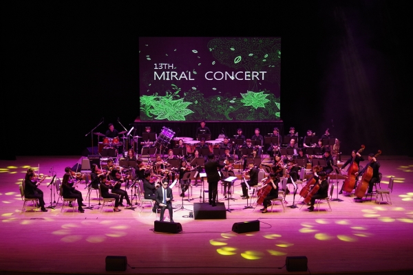 지난해 개최된 제13회 밀알콘서트에서 시각장애 하모니카 연주자 전제덕이 공연을 펼치고 있다.
