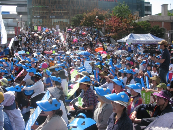 세계가정축제가 3일 오후 서울역 광장에서 열린 가운데, 행사의 백미인 퍼레이드가 서울역 광장을 시작으로 숭례문을 거쳐 서울시청 한 바퀴를 돌고 돌아오는 일정으로 진행됐다. 동성애