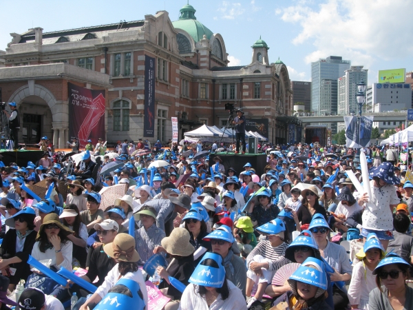 세계가정축제가 3일 오후 서울역 광장에서 열린 가운데, 행사의 백미인 퍼레이드가 서울역 광장을 시작으로 숭례문을 거쳐 서울시청 한 바퀴를 돌고 돌아오는 일정으로 진행됐다. 동성애