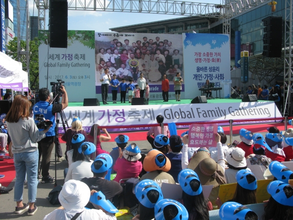 세계가정축제가 3일 오후 서울역 광장에서 열린 가운데, 행사의 백미인 퍼레이드가 서울역 광장을 시작으로 숭례문을 거쳐 서울시청 한 바퀴를 돌고 돌아오는 일정으로 진행됐다. 동성애