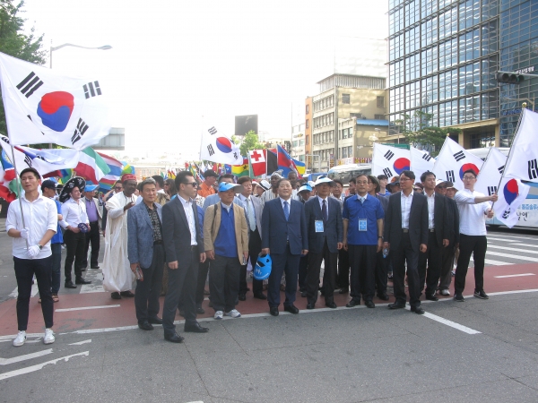 세계가정축제가 3일 오후 서울역 광장에서 열린 가운데, 행사의 백미인 퍼레이드가 서울역 광장을 시작으로 숭례문을 거쳐 서울시청 한 바퀴를 돌고 돌아오는 일정으로 진행됐다. 동성애