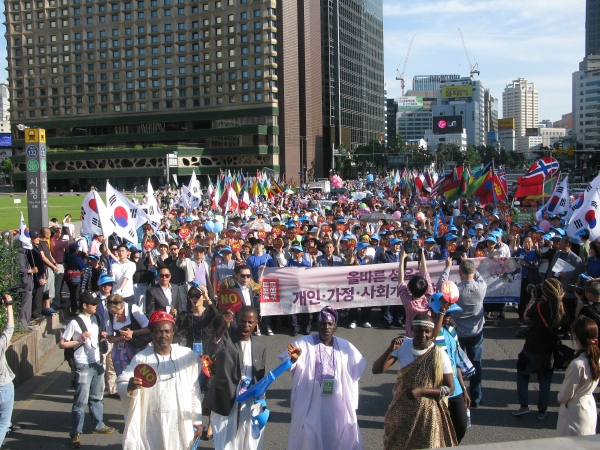 세계가정축제가 3일 오후 서울역 광장에서 열린 가운데, 행사의 백미인 퍼레이드가 서울역 광장을 시작으로 숭례문을 거쳐 서울시청 한 바퀴를 돌고 돌아오는 일정으로 진행됐다. 