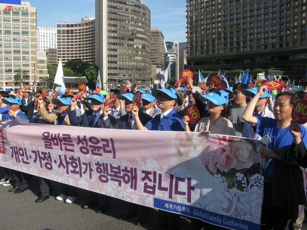 세계가정축제가 3일 오후 서울역 광장에서 열린 가운데, 행사의 백미인 퍼레이드가 서울역 광장을 시작으로 숭례문을 거쳐 서울시청 한 바퀴를 돌고 돌아오는 일정으로 진행됐다. 동성애