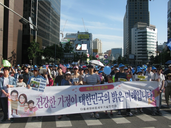 세계가정축제가 3일 오후 서울역 광장에서 열린 가운데, 행사의 백미인 퍼레이드가 서울역 광장을 시작으로 숭례문을 거쳐 서울시청 한 바퀴를 돌고 돌아오는 일정으로 진행됐다.동성애