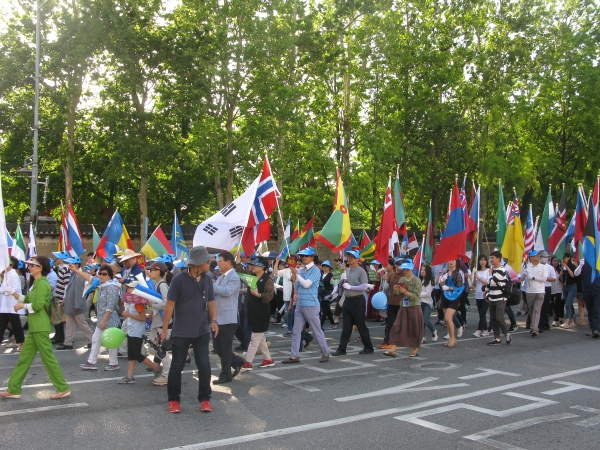 세계가정축제가 3일 오후 서울역 광장에서 열린 가운데, 행사의 백미인 퍼레이드가 서울역 광장을 시작으로 숭례문을 거쳐 서울시청 한 바퀴를 돌고 돌아오는 일정으로 진행됐다. 동성애