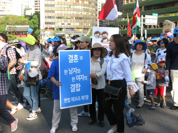 세계가정축제가 3일 오후 서울역 광장에서 열린 가운데, 행사의 백미인 퍼레이드가 서울역 광장을 시작으로 숭례문을 거쳐 서울시청 한 바퀴를 돌고 돌아오는 일정으로 진행됐다.동성애 동성결혼