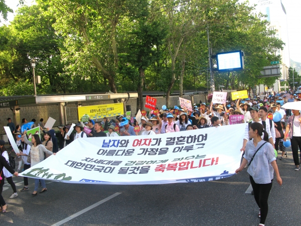 세계가정축제가 3일 오후 서울역 광장에서 열린 가운데, 행사의 백미인 퍼레이드가 서울역 광장을 시작으로 숭례문을 거쳐 서울시청 한 바퀴를 돌고 돌아오는 일정으로 진행됐다.동성애동성결혼