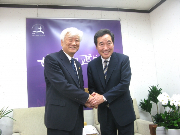 7일 낮 NCCK를 방문한 이낙연 총리(오른쪽)가 김영주 총무와 악수하고 있다.