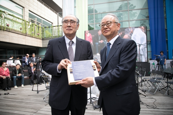 여해상을 수상한 몽양여운형선생기념사업회의 이부영 이사장(사진 오른쪽)이 상을 받고 있다.