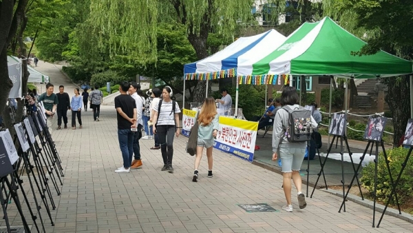  (사)한사랑선교회가 12일 낮 서울대학교 자하연 앞에서 '제27회 6.25 음식먹기 국민운동'과 '북한 인권사진 전시회'를 개최했다.