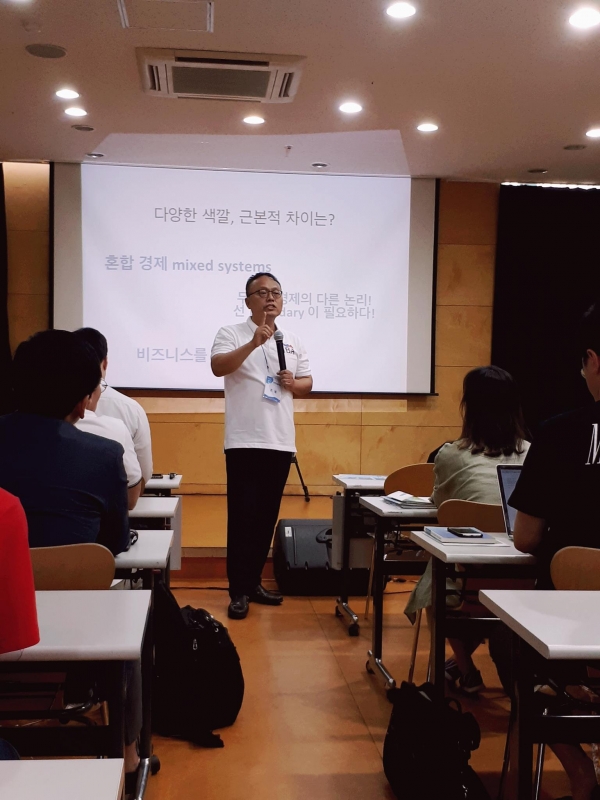 조 샘 선교사(美Center for BAM 공동대표, IBA 공동대표)가 특강을 전하고 있다.