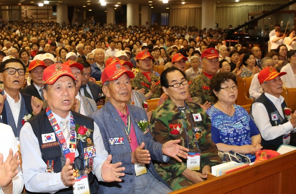 여의도순복음교회는 지난 6월 25일 오전 11시, 대성전에서 주일 3부 예배 중 2017년 “제67주년 6·25 전쟁 참전용사 감사패 수여식”을 개최했다.