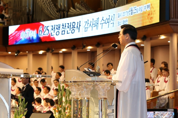 여의도순복음교회는 지난 6월 25일 오전 11시, 대성전에서 주일 3부 예배 중 2017년 “제67주년 6·25 전쟁 참전용사 감사패 수여식”을 개최했다.