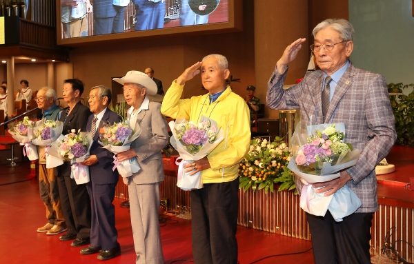 여의도순복음교회는 지난 6월 25일 오전 11시, 대성전에서 주일 3부 예배 중 2017년 “제67주년 6·25 전쟁 참전용사 감사패 수여식”을 개최했다.