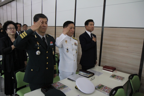 광림교회 군선교위원회에서 주관하는 '6.25전쟁 67주년 기념 애국기도회'가 지난 24일 오전 9시 30분 국립현충원에서 광림교회 장로회, 남녀선교회, 실업인선교회, 고넬료선교회 회원 등 80여 명이 참석한 가운데 열렸다.