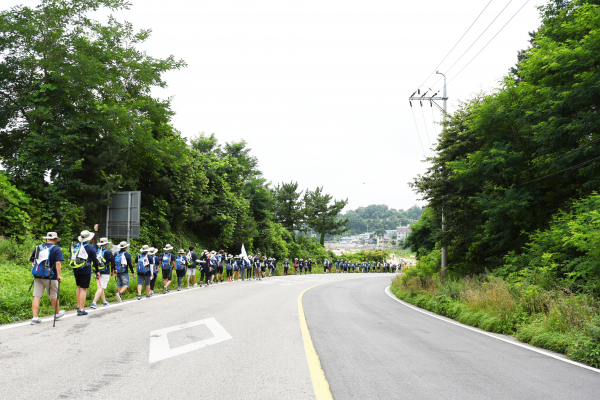 하나님의 뜻을 구하고 나라와 민족을 위해 무릎 꿇고 기도하며 걷는 열정의 걸음인 2017년 위두웍(We Do Walk)이 지난 6월 30일 오후 8시 신촌아름다운교회에서 출정식을 가졌다. 