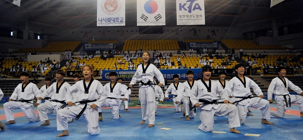 _지난 나사렛대 총장배 태권도대회 개막식에서 품새 시범을 보이고 있는 나사렛대 학생들(1)