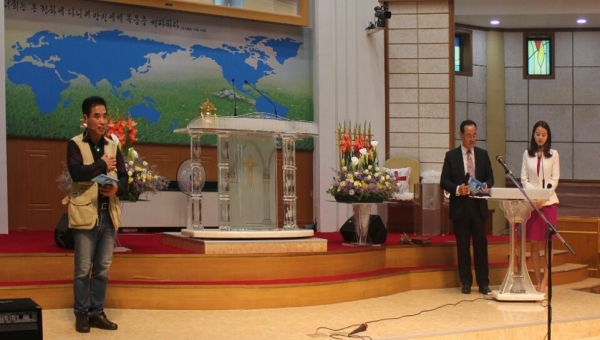 '불멸의 청년시인 윤동주'의 저자인 신윤식 작가와 함께 한 토크콘서트의 모습.