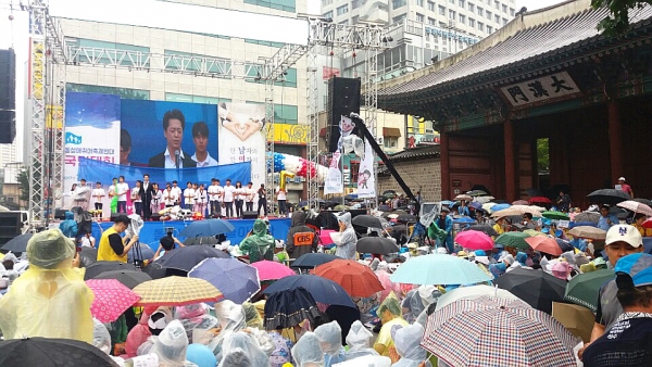 우천에도 불구, 한국교회의 뜨거운 기도는 사그러들지 않았다. 15일 낮 서울시청광장에서 동성애 퀴어문화축제가 열린 가운데, 건너편 대한문 광장에서는 한국교회 연합으로 개최한 '동성애퀴어축제반대 국민대회'가 열렸다.