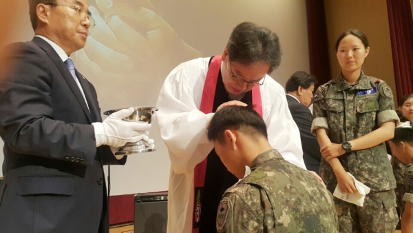 광림교회 김정석 목사가 장병에게 세례를 주고 있다.