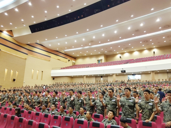 장병들이 세례를 받은 후 선서하고 있다.