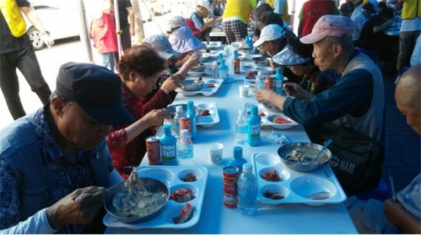 특히 올해로 11회를 맞이한 ‘사랑의삼계탕 나눔잔치’는 매년 초복을 맞아 8천여 명의 홀몸어르신·노숙인 등 소외이웃들이 여름에 지치지 않도록 하기 위해 마련된 행사로, 수혜자는 물론 언론과 전 국민의 호응을 받아왔다. 특히 이 행사를 위해 다수의 중소기업들이 후원하며 자원봉사자들의 섬김으로 더욱 관심을 받고 있다.