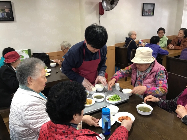 루터대 학생들의 봉사활동 모습.