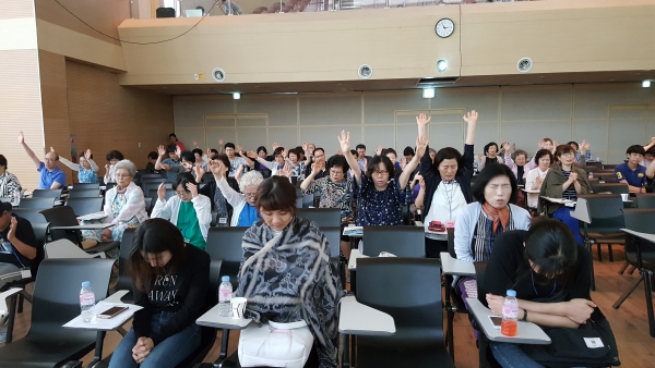 바른교육전국기독교사 수련회에 참석한 교사들이 한국사회와 한국교회를 위해 뜨겁게 기도하고 있다.