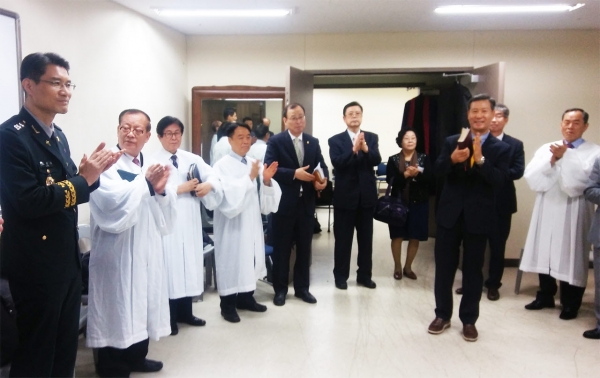 육군학생군사학교(학교장 권혁신 소장) 세례식이 시냇가푸른나무교회(담임 신용백 목사)의 후원으로 지난 8월 20일 충북 괴산에 소재하고 있는 학교 대강당에서 열렸다. ROTC 학군후보생 57기(3학년)와 56기(4학년)를 대상으로 오전 10시와 오후 2시로 나누어 거행된 이 날 세례식에서는 총 652명이 세례를 받았다.